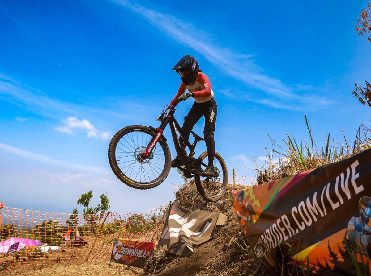 Para rider Jawa Timur berkompetisi pada 76 Ultimate Downhill 2026 seri kedua yang digelar di Pasuruan.