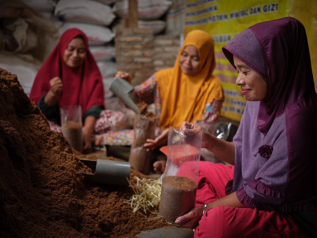 Budidaya jamur putih sebagai salah satu program TJSL PT Inalum untuk mendukung pemberdayaan masyarakat setempat.