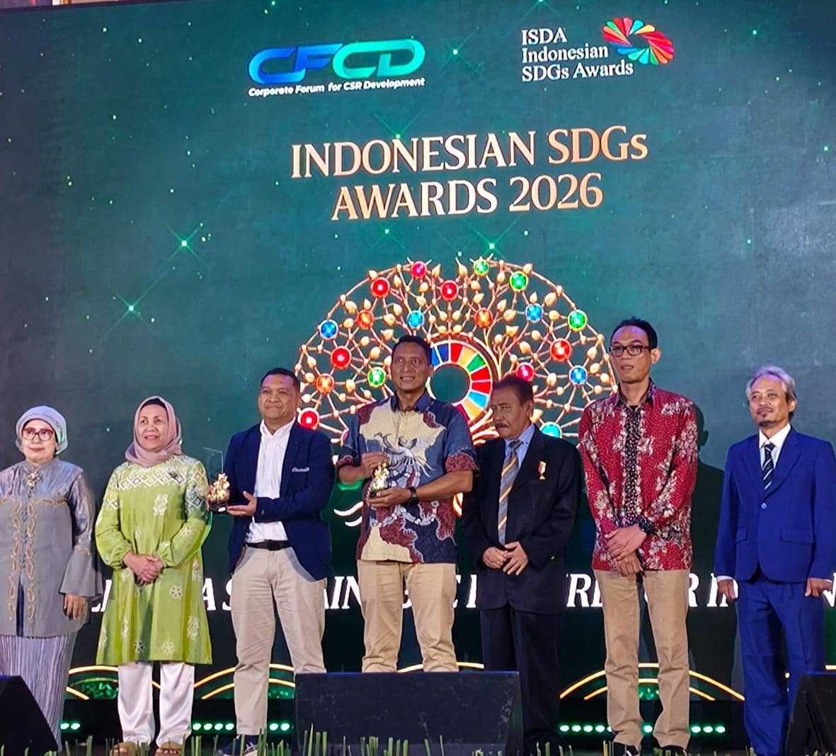 Perwakilan Inalum menerima dua penghargaan emas pada Indonesian SDG's Awards (ISDA) dalam acara penghargaan.
