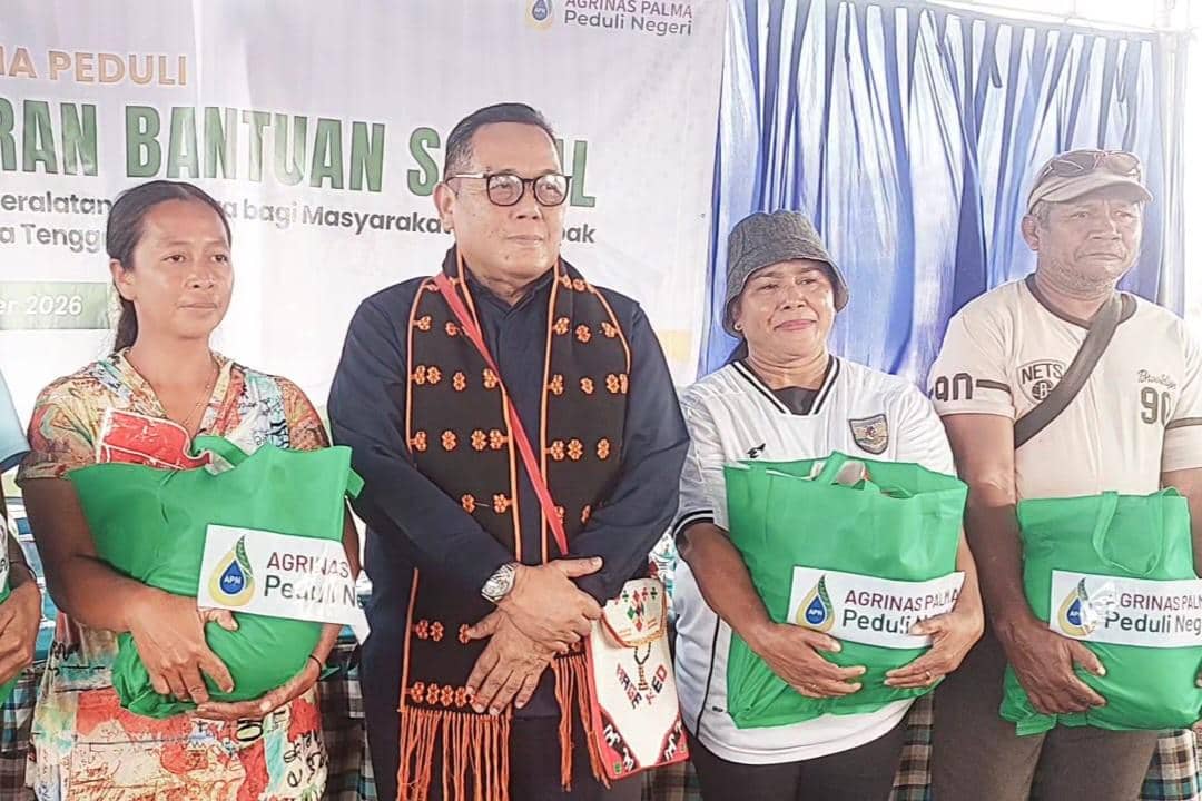 Perwakilan Agrinas Palma Nusantara menyerahkan bantuan perlengkapan sepak bola kepada warga Nagekeo, Nusa Tenggara Timur.