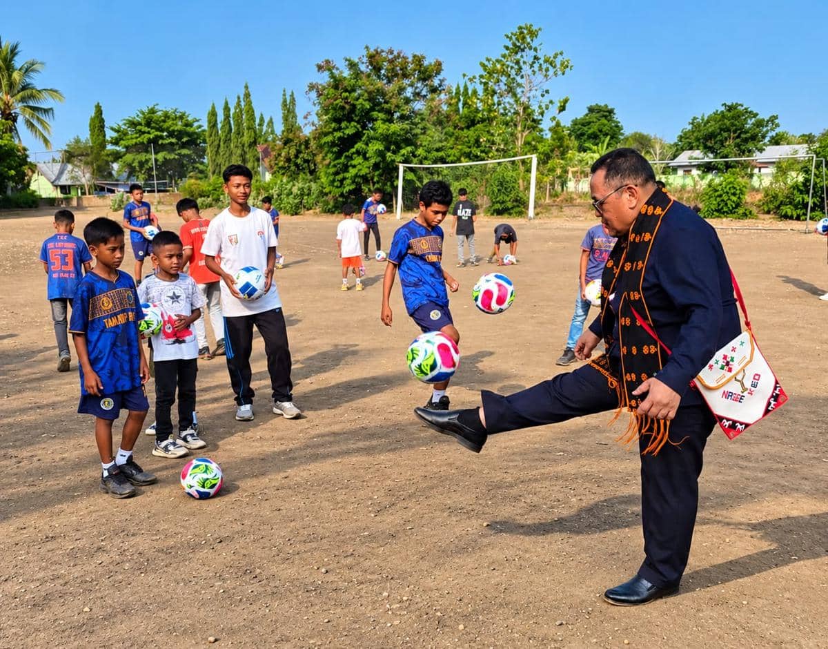 Perwakilan Agrinas Palma Nusantara menyerahkan bantuan perlengkapan sepak bola kepada warga Nagekeo, NTT.