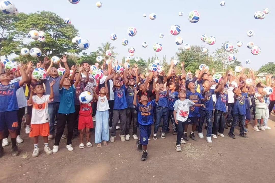 Warga Nagekeo, NTT, menerima bantuan Agrinas Palma Nusantara, termasuk perlengkapan sepak bola.