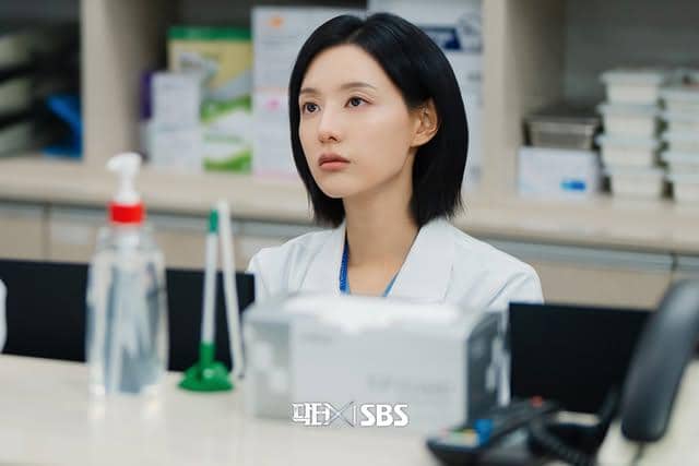 Potongan adegan drama Doctor X: Mafia in White yang diunggah melalui akun Instagram resmi SBS Drama.