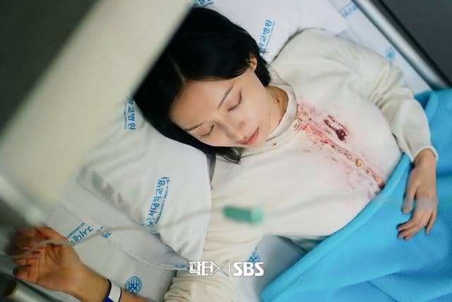Cuplikan adegan drama Doctor X: Mafia in White yang diunggah melalui akun Instagram resmi SBS Drama.