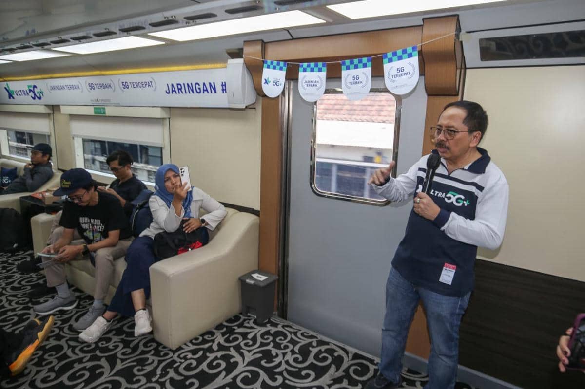 Direktur & Chief Regulatory Officer XLSMART, Merza Fachys, dalam sesi media experience 5G XLSMART di Kereta Inspeksi 4 (KAIS) Jogjakarta-Sol