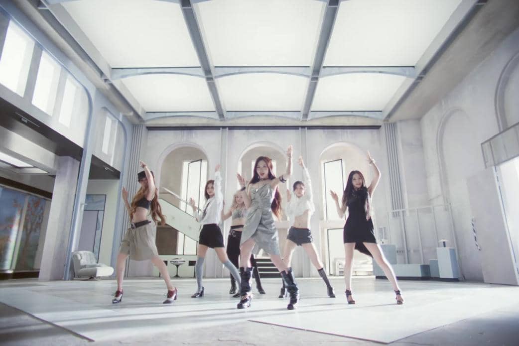 NMIXX dalam MV "Birthday Wish"