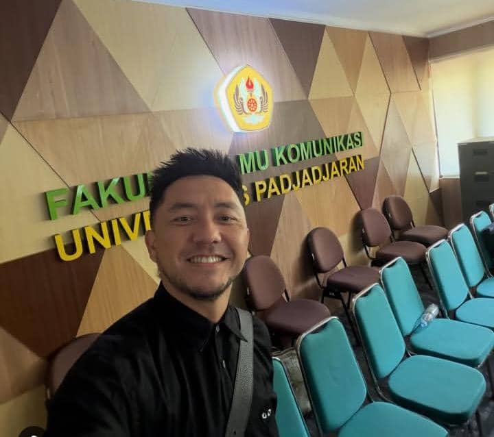 Ananda Omesh hadiri Seminar Usulan Riset teman S2