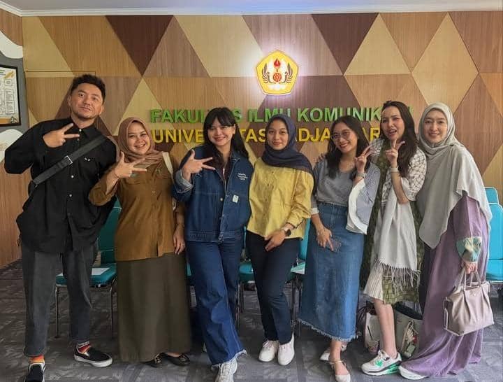 Ananda Omesh hadiri Seminar Usulan Riset teman S2