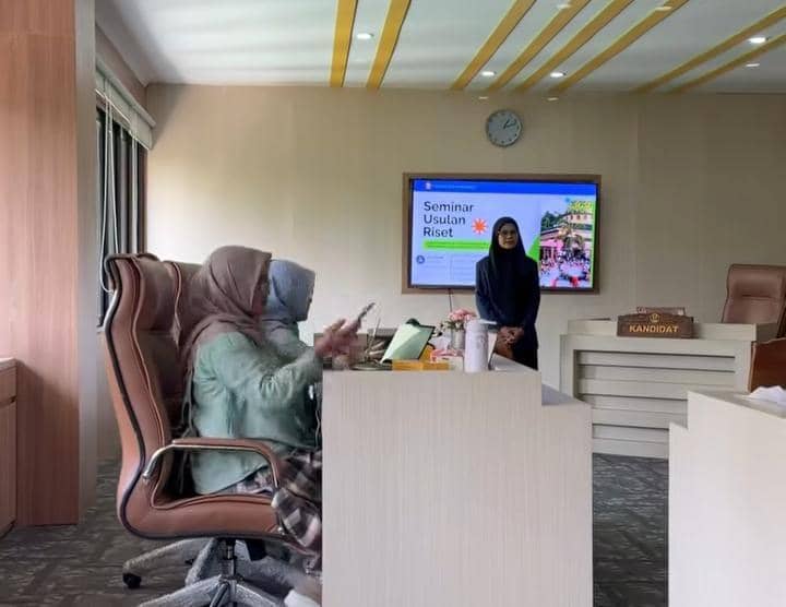 Ananda Omesh hadiri Seminar Usulan Riset teman S2