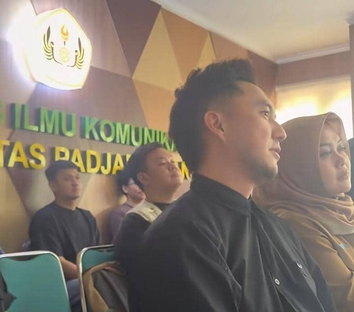 Ananda Omesh hadiri Seminar Usulan Riset teman S2
