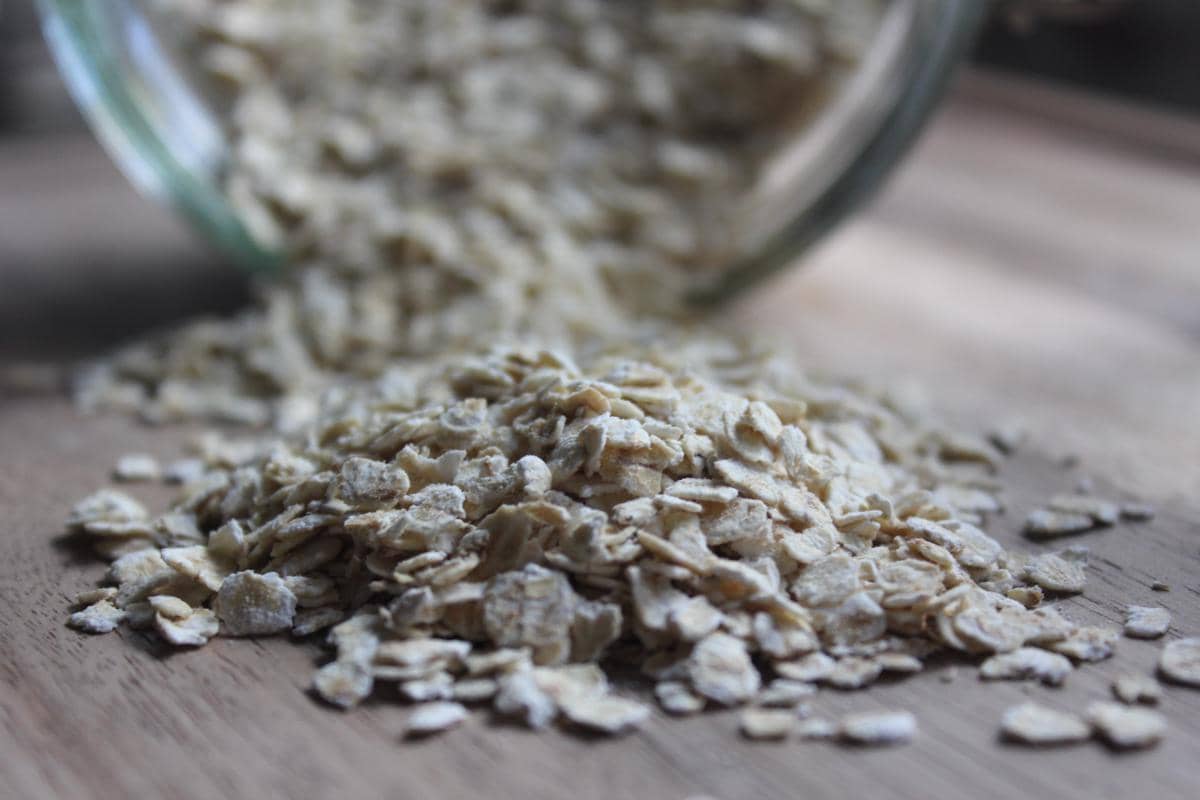 Ilustrasi rolled oat atau oat gulung sebagai bahan makanan yang dapat diolah untuk kebutuhan menu sarapan sehari-hari.