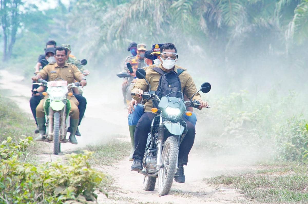 Bupati Muba bersama Forkopimda saat meninjau karhutla di Muara Medak.