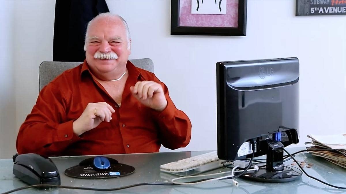 Potret Richard Riehle yang didokumentasikan oleh Mary Neely untuk Wacko Smacko, dengan kredit foto tercantum.