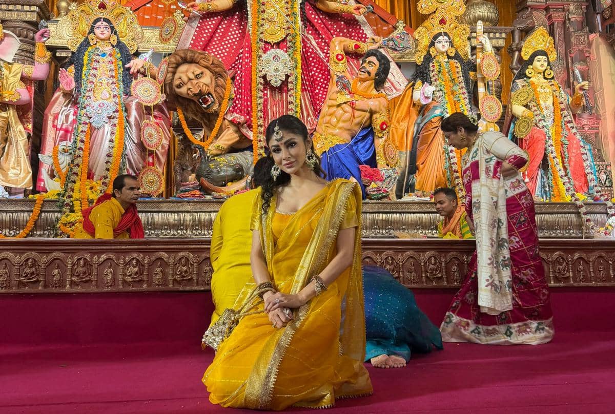 Mouni Roy Rayakan Festival Durga Puja 2026 dengan Syahdu
