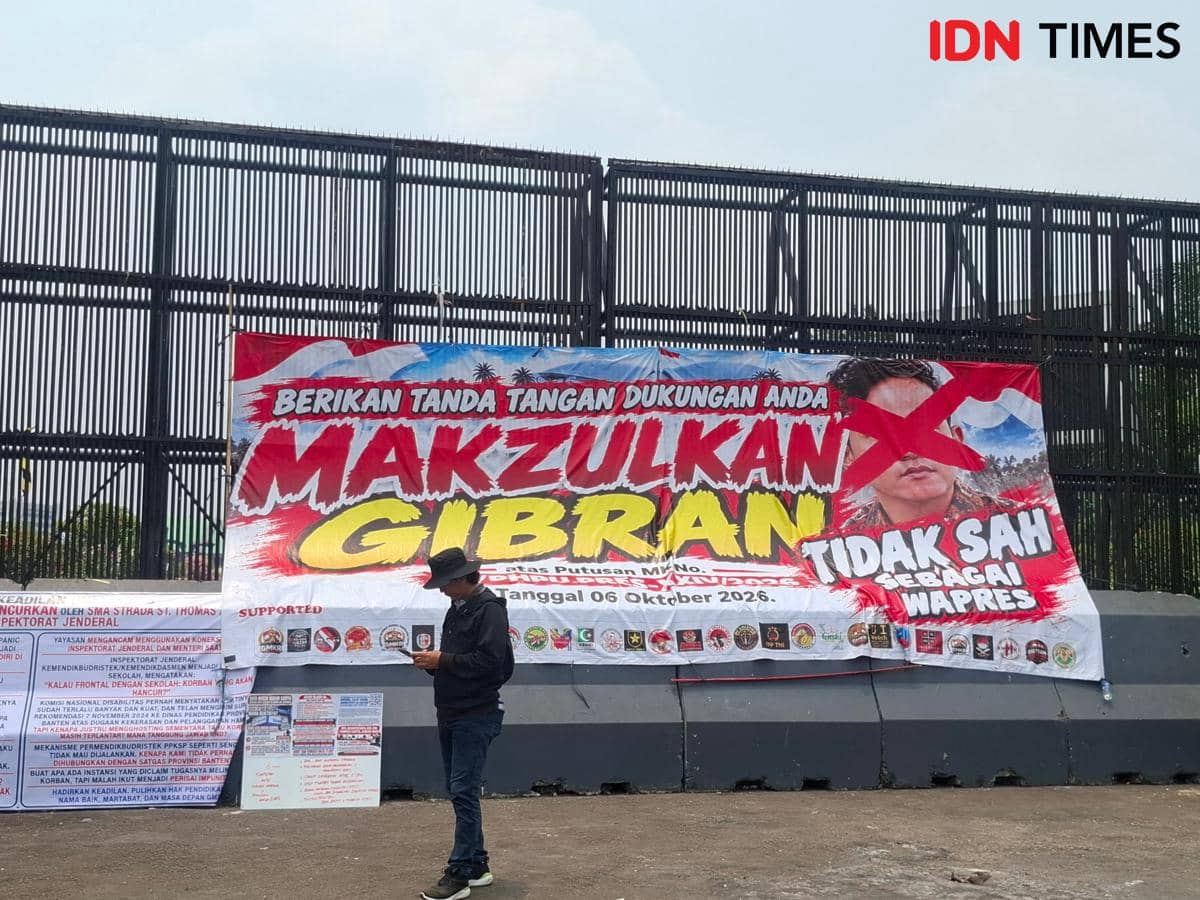 2 Tahun Pemerintahan Prabowo, Baliho Pemakzulan Gibran Terbentang di DPR