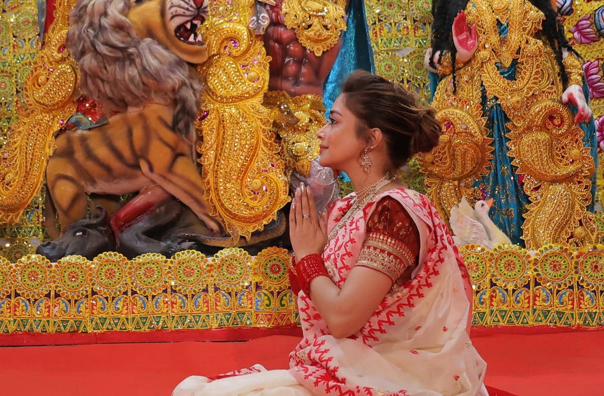 Keseruan Tina Datta Rayakan Festival Durga Puja di Mumbai, Idolamu?