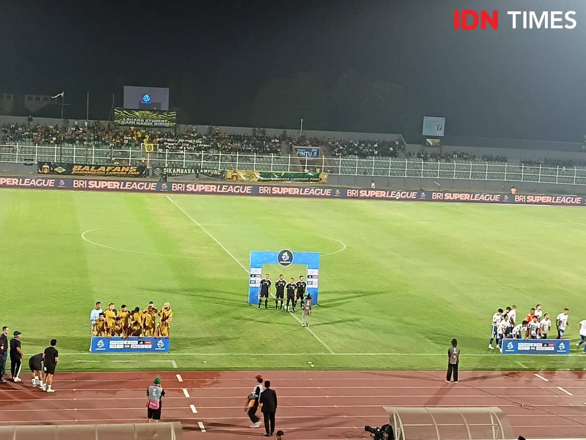 Pertandingan Bhayangkara Presisi Lampung FC melawan PSIM Yogyakarta di Stadion Sumpah Pemuda Bandar Lampung, Selasa (20/10/2026) malam. (IDN Times/Martin L Tobing).