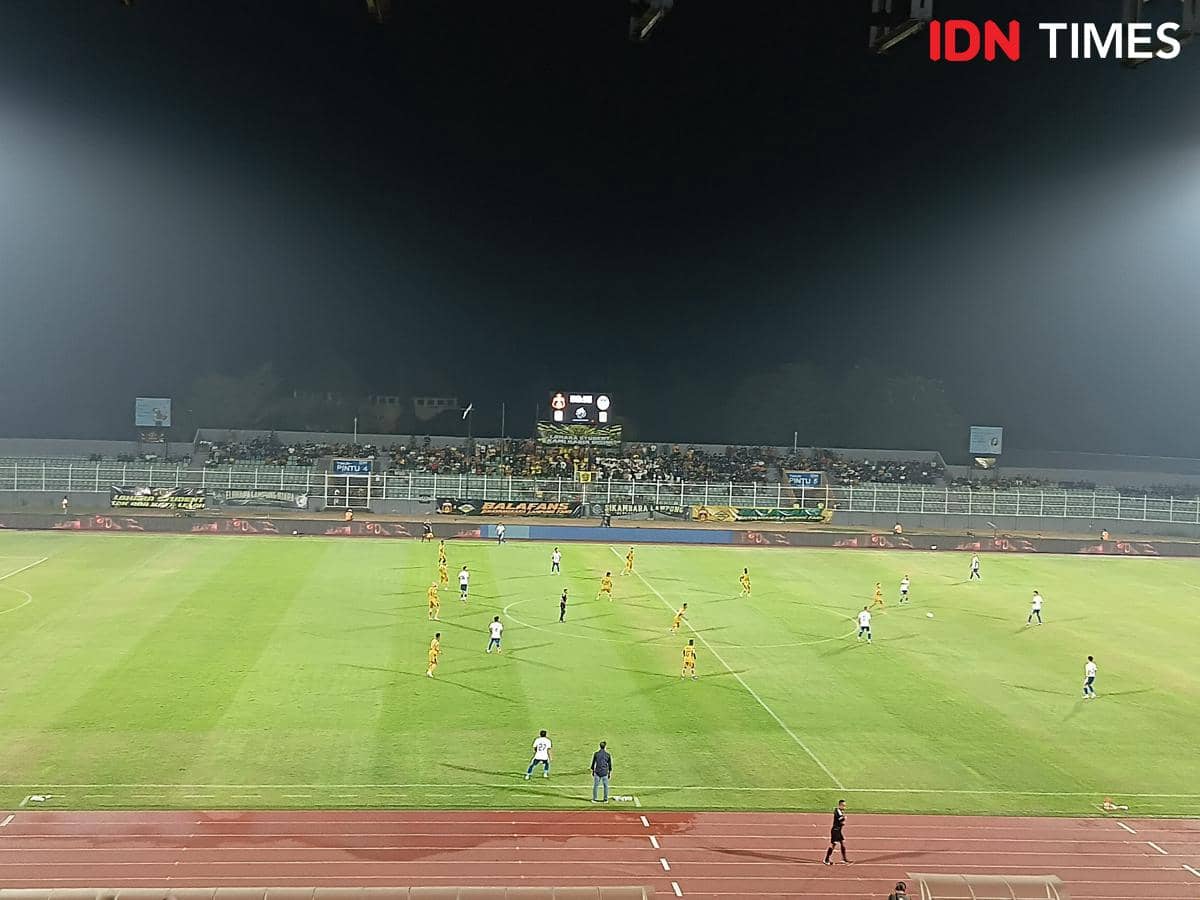 Pertandingan Bhayangkara Presisi Lampung FC melawan PSIM Yogyakarta di Stadion Sumpah Pemuda Bandar Lampung, Selasa (20/10/2026) malam. (IDN Times/Martin L Tobing).
