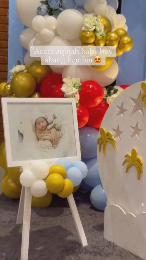Momen akikah Baby Rafisqi, anak kedua Rizki DA, dalam perayaan keluarga yang diunggah melalui akun Instagram.
