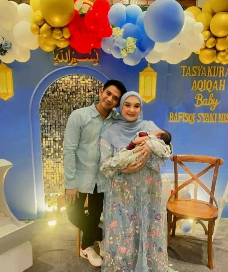 Momen akikah Baby Rafisqi, anak kedua Rizki DA, dalam unggahan Instagram yang dibagikan oleh @da2_rizki123.