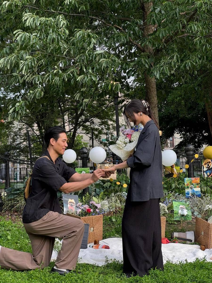 EJAE dan Sam Kim berpose bersama dalam potret yang dibagikan melalui akun Instagram pribadi EJAE, @ejae_k.
