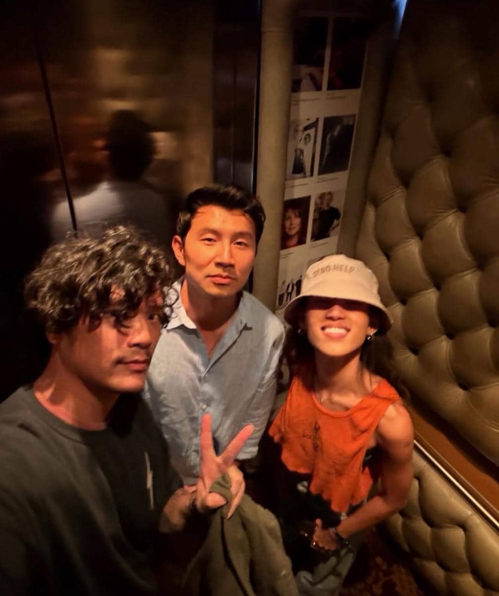 Timo Tjahjanto berpose bersama aktor Simu Liu dalam sebuah potret yang dibagikan melalui Instagram.