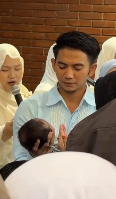 Potret akikah Baby Rafisqi, anak kedua Rizki DA, yang dibagikan melalui akun Instagram @da2_rizki123.