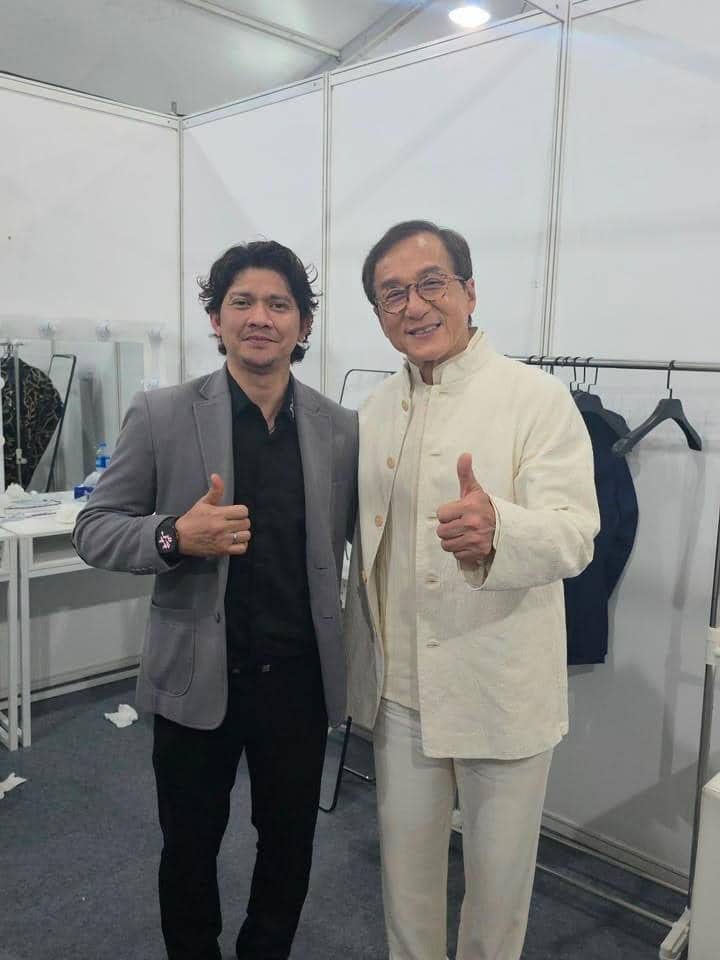 Iko Uwais berpose bersama Jackie Chan sambil tersenyum dalam potret yang dibagikan melalui akun Instagram Iko Uwais.