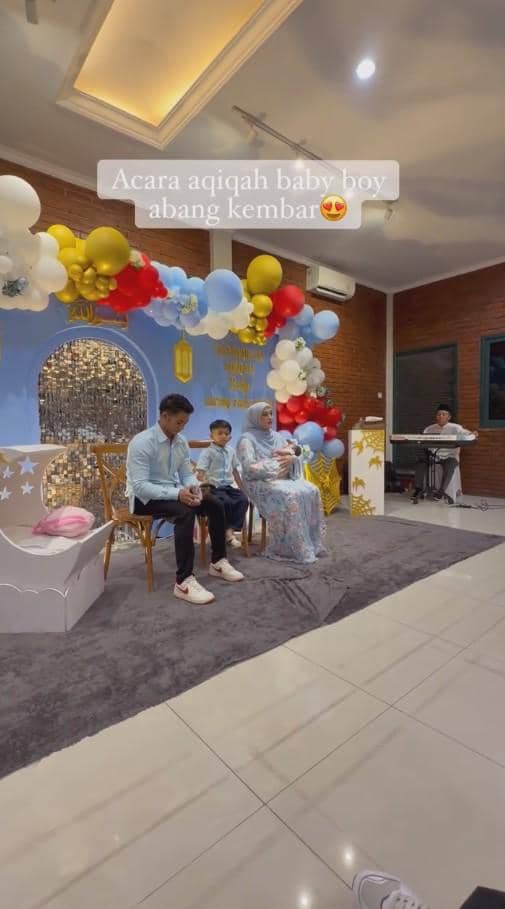 Momen acara akikah Baby Rafisqi, anak kedua Rizki DA, dalam unggahan Instagram akun da2_rizki123.