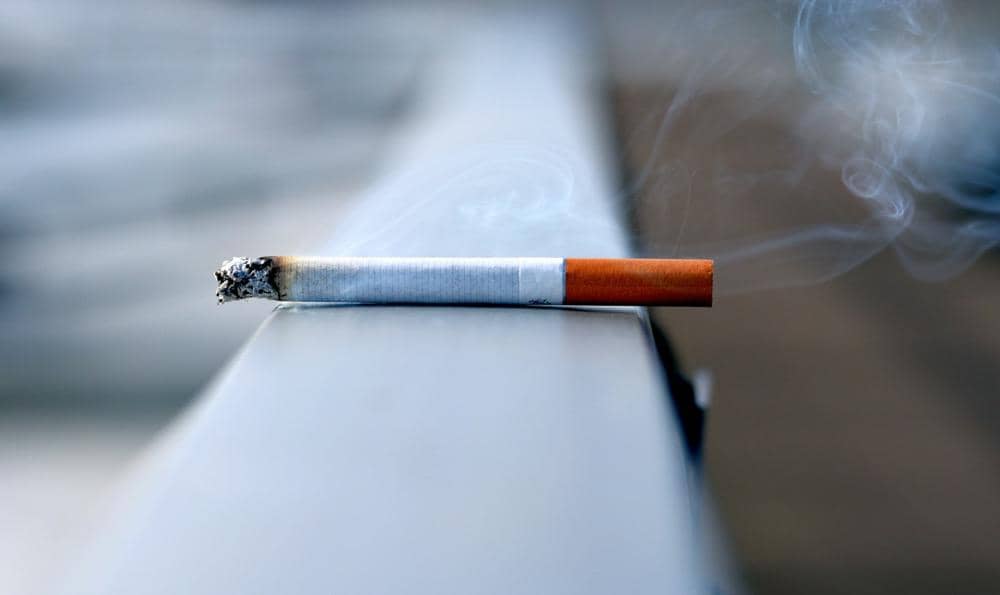 Sebatang rokok yang menyala