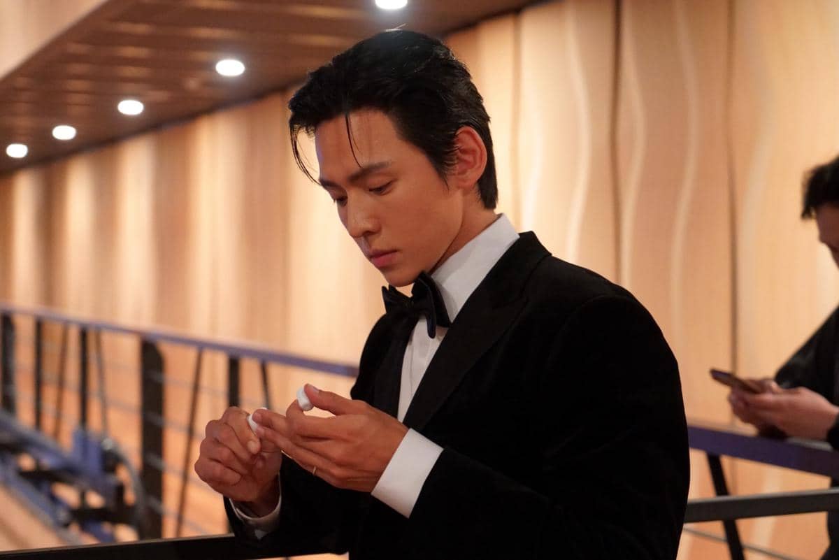 Potret pemeran Yang Jun Mo dalam drama Dive Into You mengenakan pakaian berwarna gelap saat berpose.