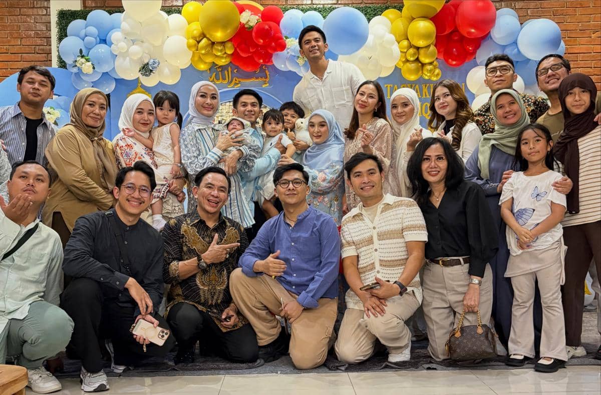 Momen akikah Baby Rafisqi, anak kedua Rizki DA, yang dibagikan melalui akun Instagram @da2_rizki123.
