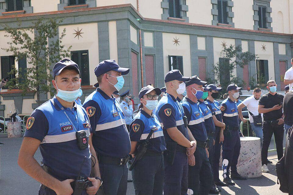 Polisi Albania.