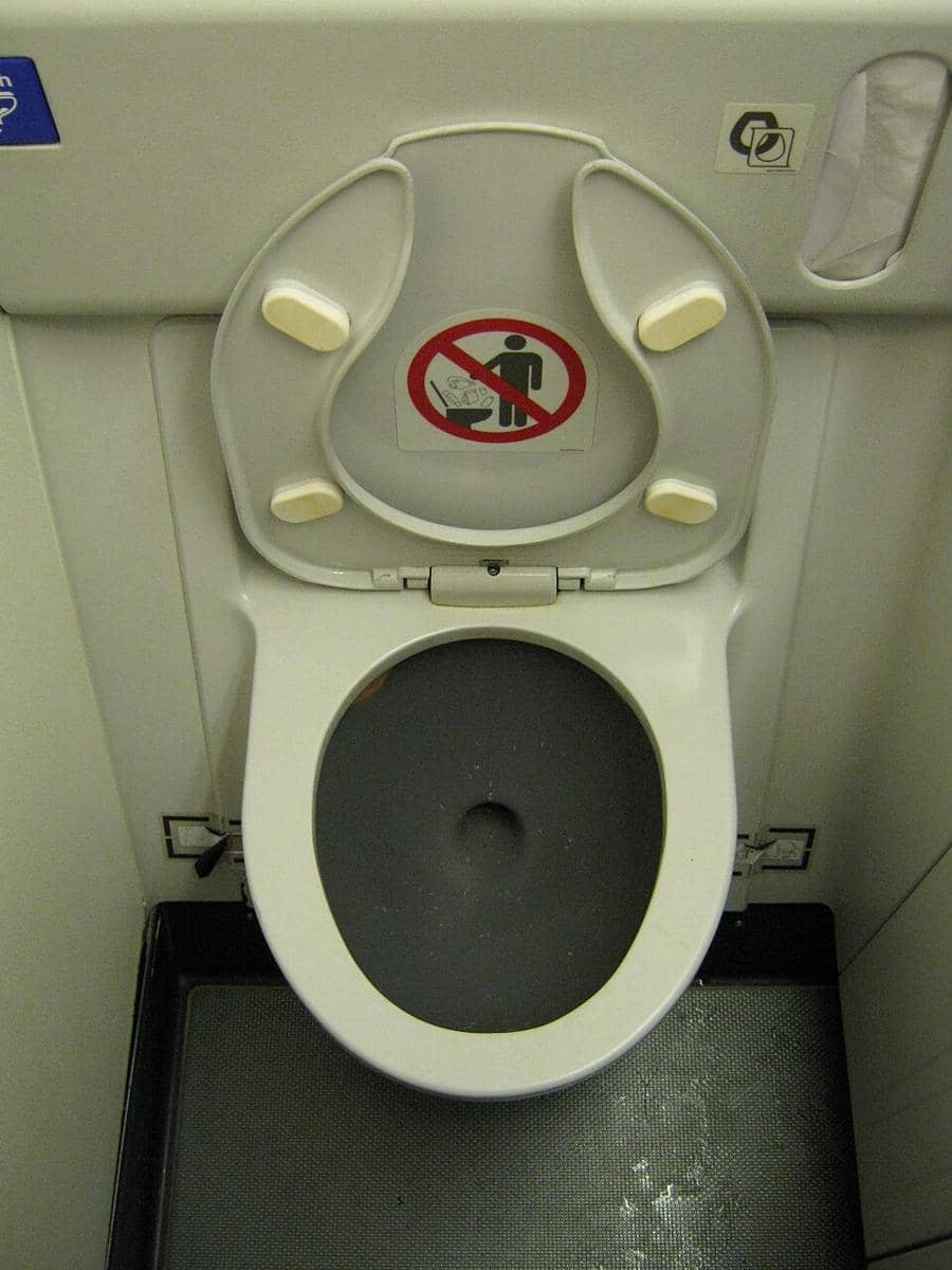 ilustrasi toilet pesawat 