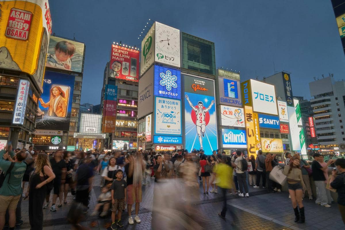 ilustrasi spot foto dengan latar Glico Man