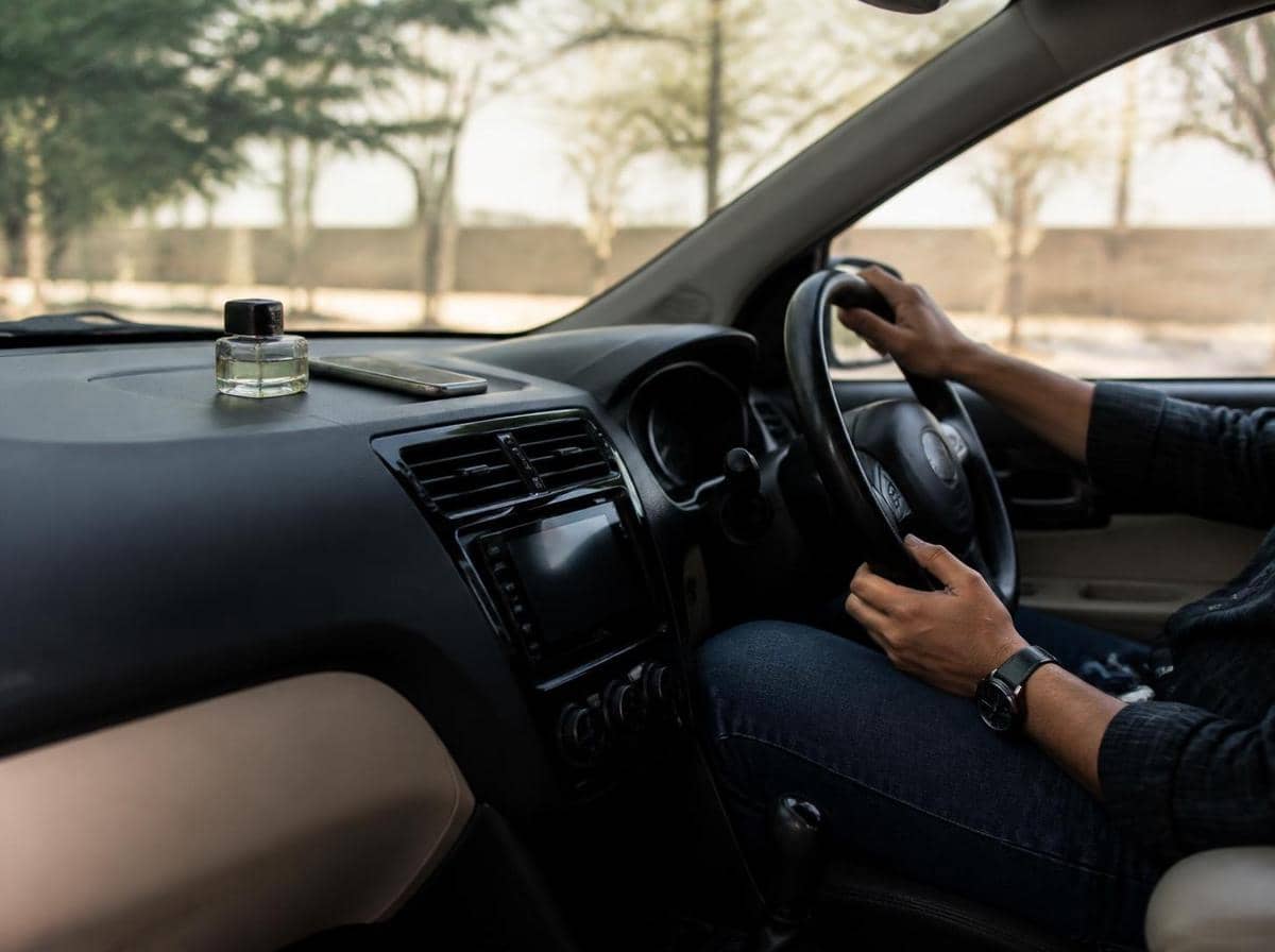 Dashboard Mobil Bukan Etalase, Ini Alasan Jangan Menaruh Barang