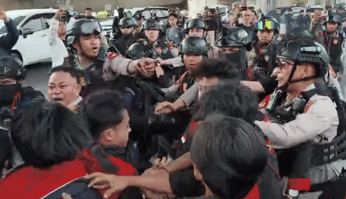 Aksi demonstrasi yang digelar Gerakan Aktivis Mahasiswa (GAM) Makassar sempat memanas setelah polisi menghalau demonstran membakar ban bekas