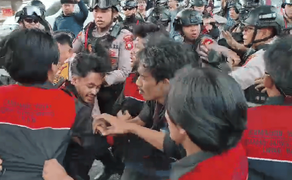 Aksi demonstrasi yang digelar Gerakan Aktivis Mahasiswa (GAM) Makassar sempat memanas setelah polisi menghalau demonstran membakar ban bekas