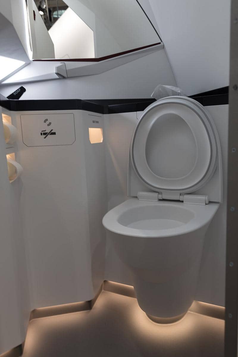 ilustrasi toilet pesawat