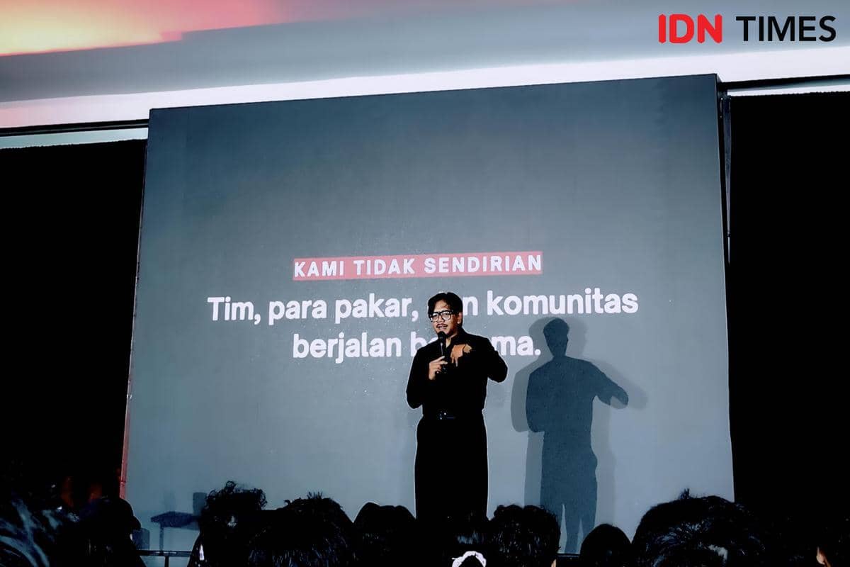Ferry Irwandi, pendiri Malaka Project, berbicara dalam perayaan tiga tahun Malaka di Jakarta Pusat.