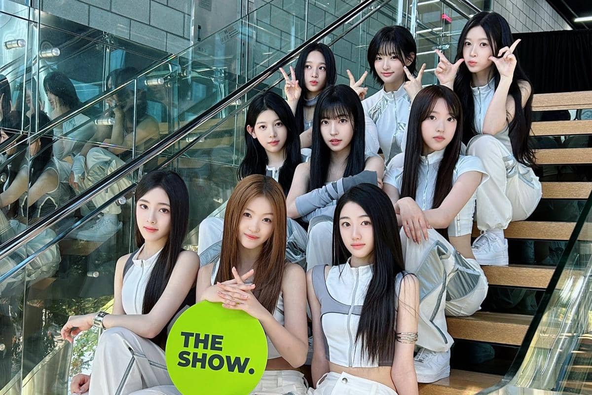 A2O LITE tampil di panggung program The Show, seperti dibagikan melalui akun X resmi @theshow_offcl pada 2026.