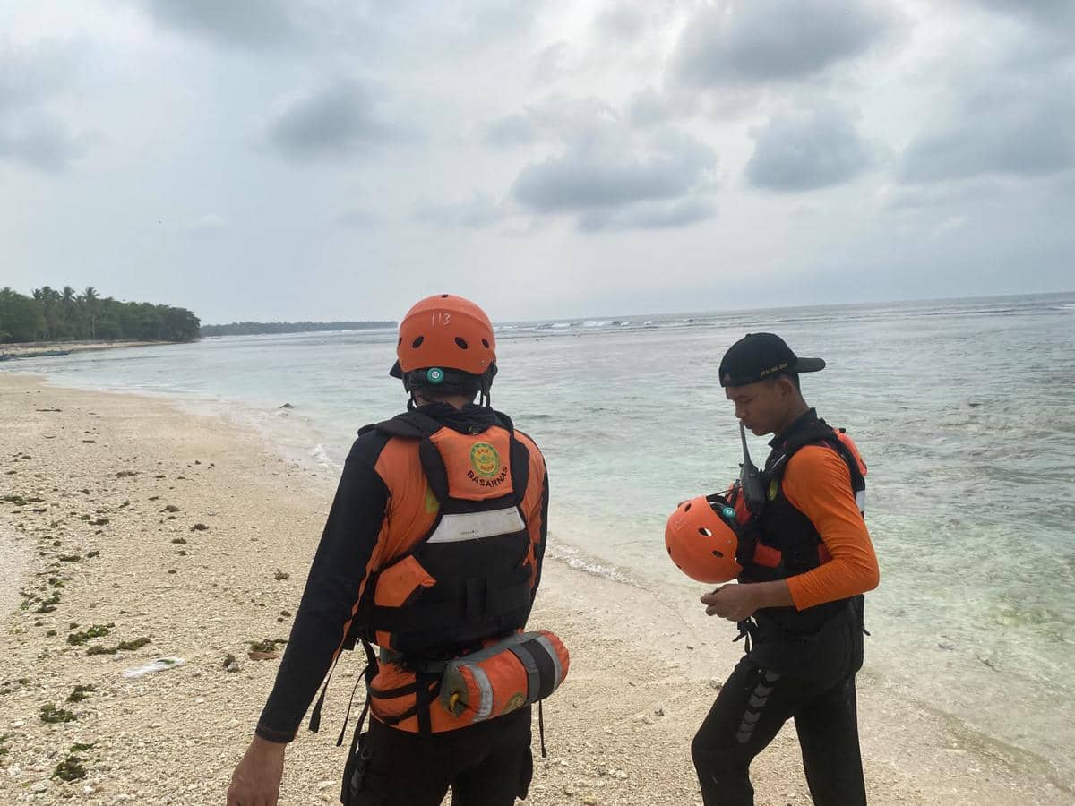 Tim SAR gabungan melaksanakan penyisiran dan pencarian terhadap korban Sahroni