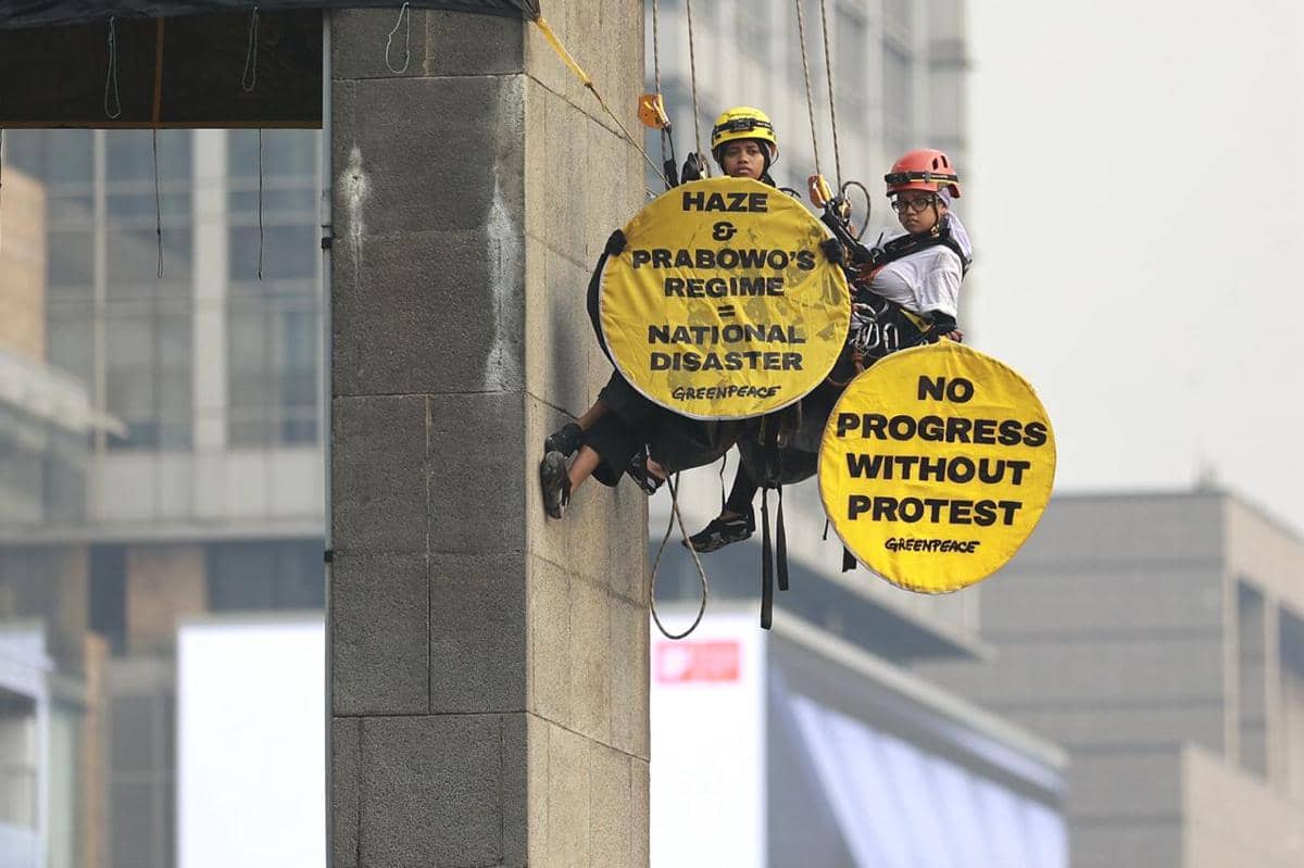 Greenpeace Panjat Patung Bundaran HI, Soroti Bencana Makin Parah