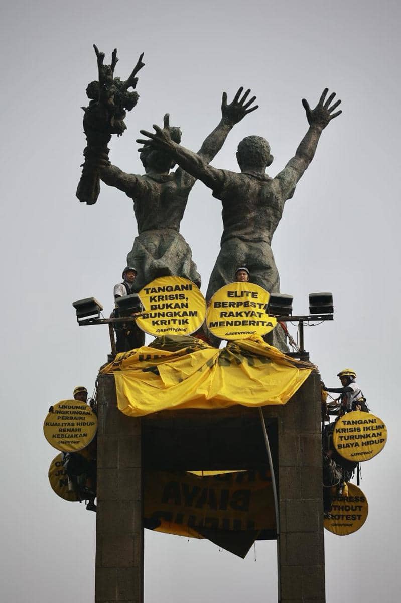 Greenpeace Indonesia Panjat Patung Bundaran HI, Soroti Bencana Makin Parah (dok. Greenpeace Indonesia)