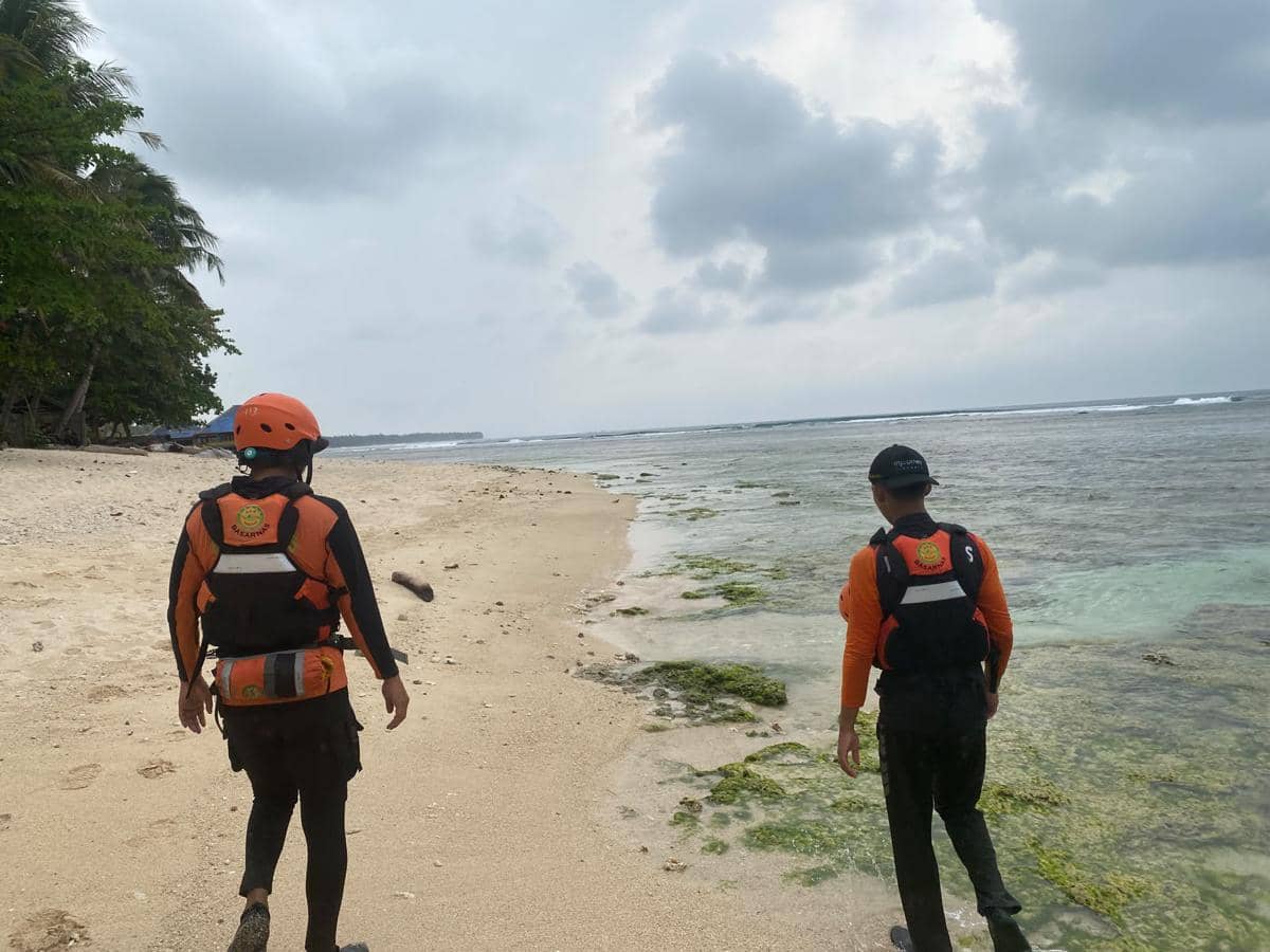 Tim SAR gabungan melaksanakan penyisiran dan pencarian terhadap korban Sahroni