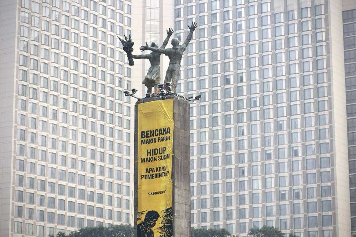 Greenpeace Indonesia Panjat Patung Bundaran HI, Soroti Bencana Makin Parah (dok. Greenpeace Indonesia)