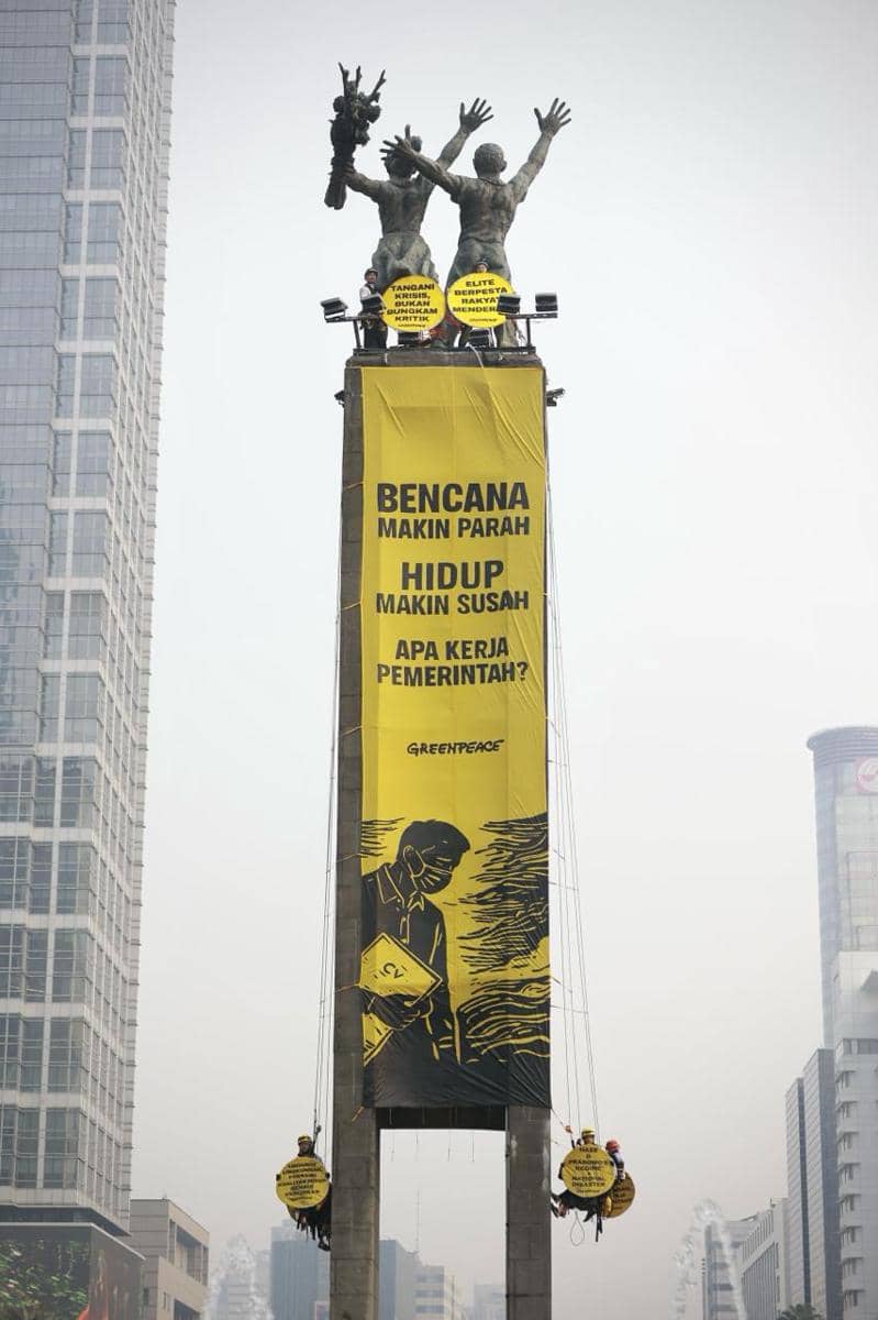 Greenpeace Indonesia Panjat Patung Bundaran HI, Soroti Bencana Makin Parah (dok. Greenpeace Indonesia)