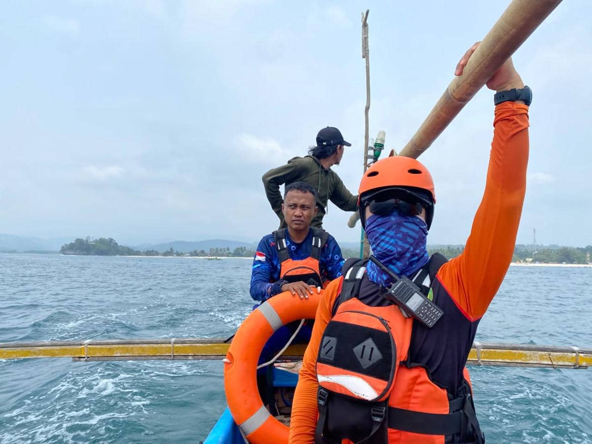 Tim SAR gabungan melaksanakan penyisiran dan pencarian terhadap korban Sahroni