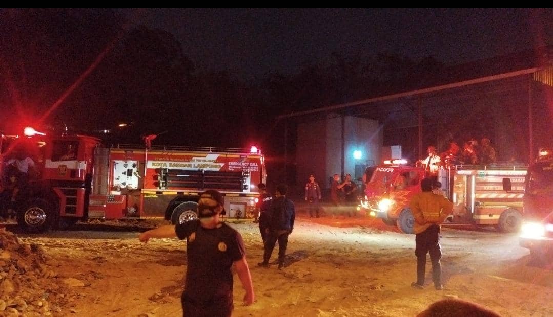 Petugas masih berjibaku memadamkan api dan titik panas kebakaran di TPA Bandar Jaya, Lampung Tengah, Selasa (20/10/2026) malam