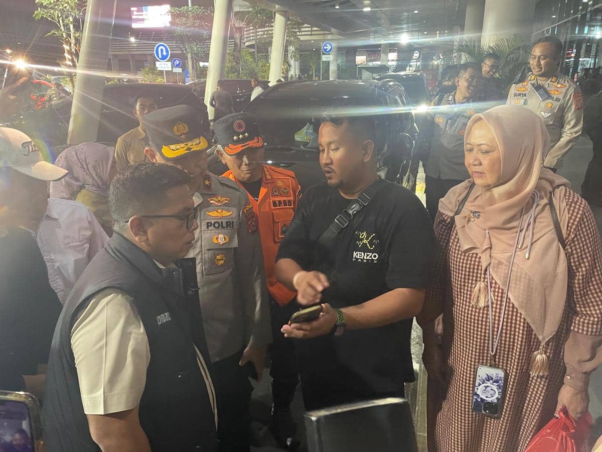 Gubernur Banten Andra Soni saat berbincang dengan para korban KMP Batumandi (Dok. IDN Times/Istimewa)
